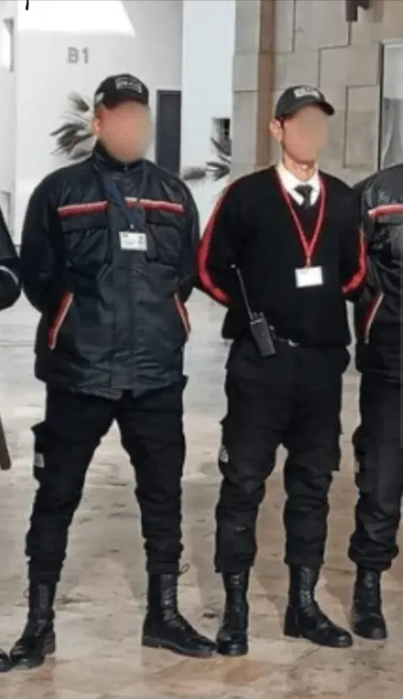 Agents de sécurité en uniforme